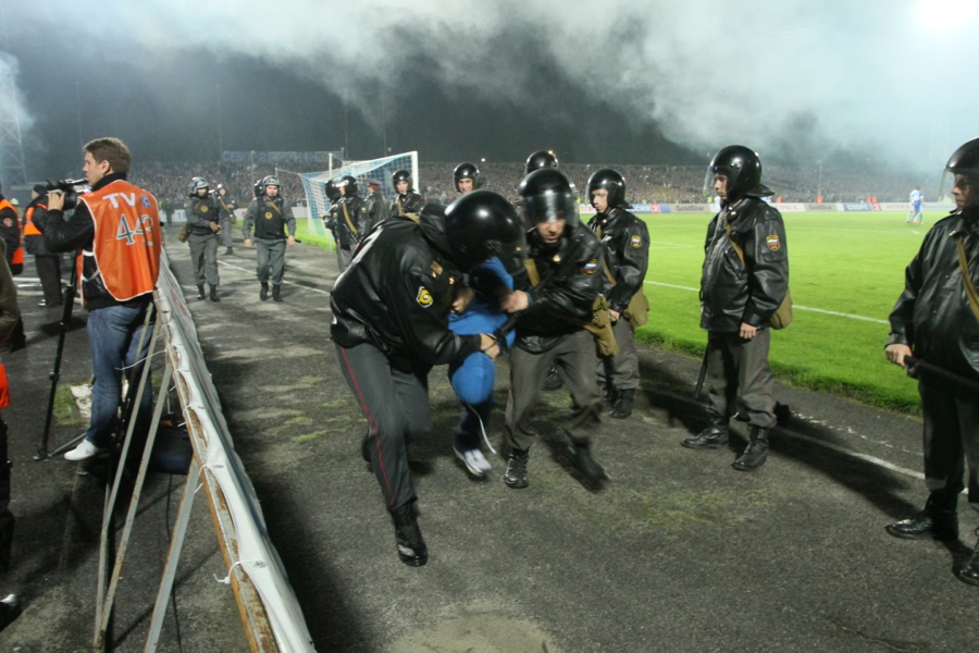 Фанаты «Зенита» прорвали ограждение западной трибуны и устроили беспорядки (+фото)